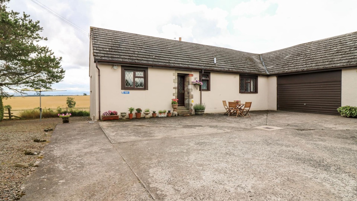 Duns Cottage | COURTYARD COTTAGE, pet friendly, with open fire in Duns