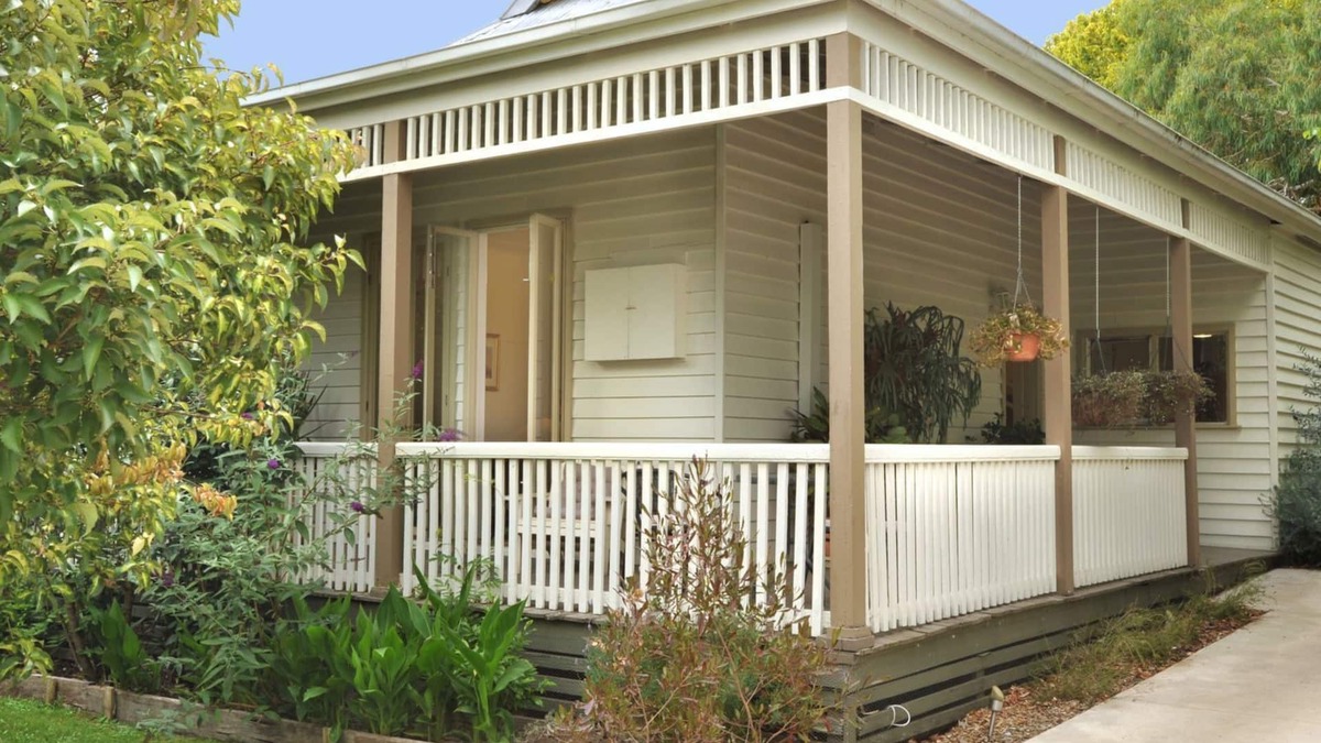 Healesville House | Courtyard Cottage - Vintage Beauty, Walk To Town. Pet-friendly. Garden & deck.