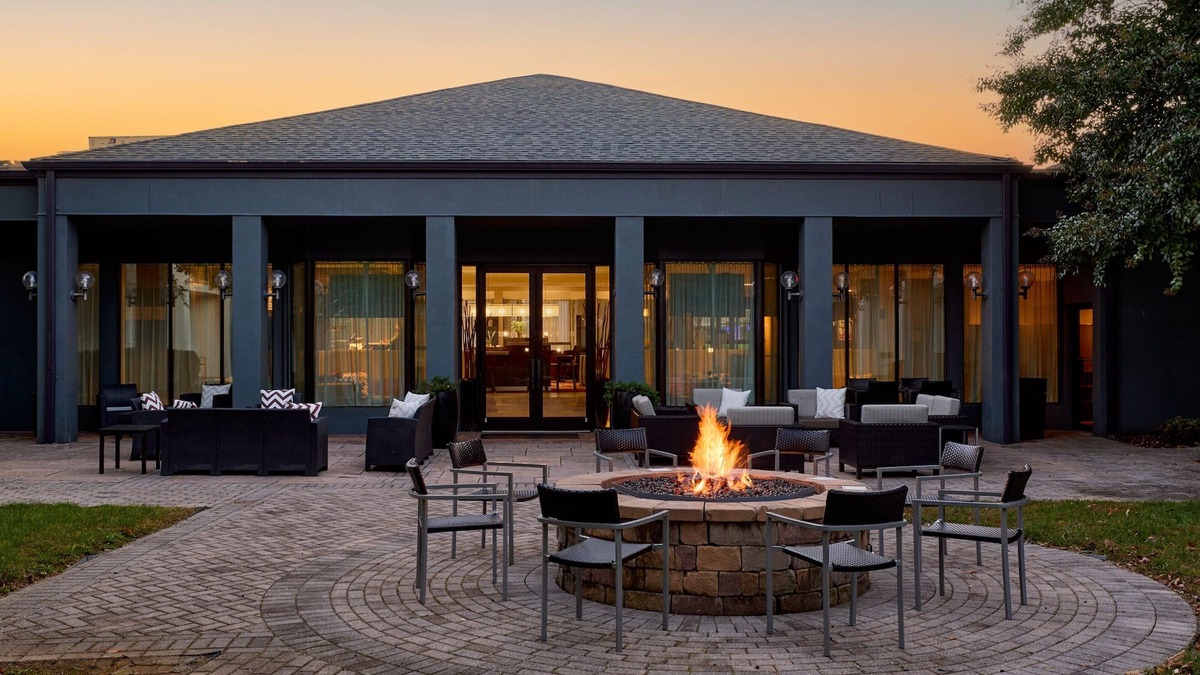 Fairfax Hotel | Courtyard Fairfax Fair Oaks