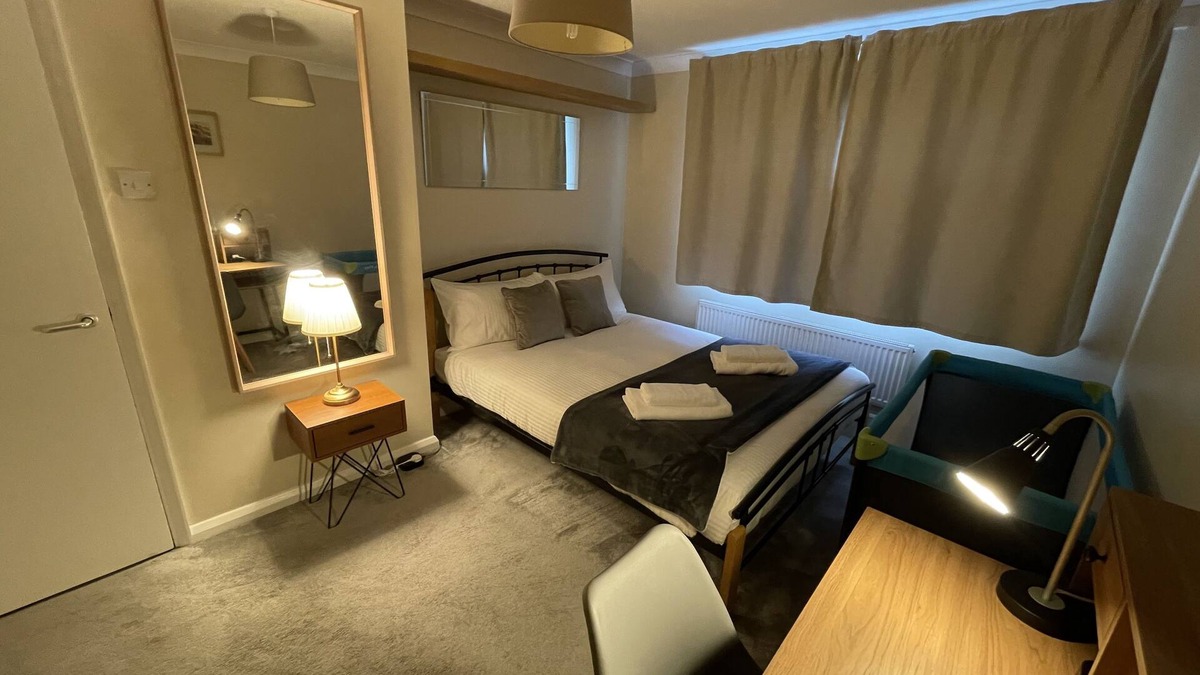 Norwood Green Apartment | Cousy West London flat with King size bed and parking