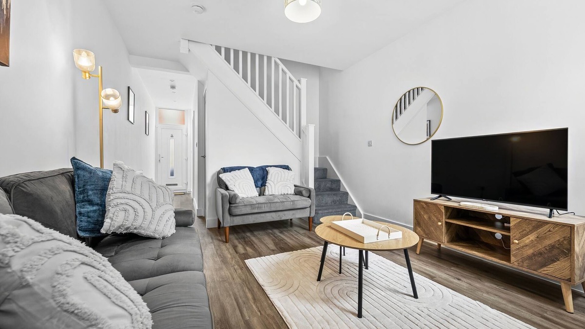 Coventry House | Coventry Arena Escape | sleeps 6 | free parking