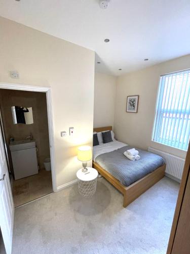 Coventry House | Coventry Large 4 Bath House 4 Bedroom 4 Sleeps 4 Person Suitable for NEC BHX Rugby Solihull Warwick Contractors Ricoh Arena NHS Short & Long Business Stays , Close to City Centre High Speed Wifi