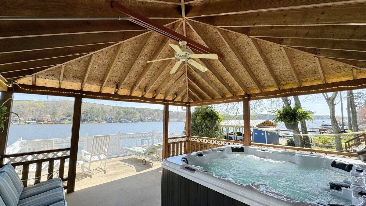 New London House | Covered HotTub, Huge Porch, Boat slip @ Badin lake
