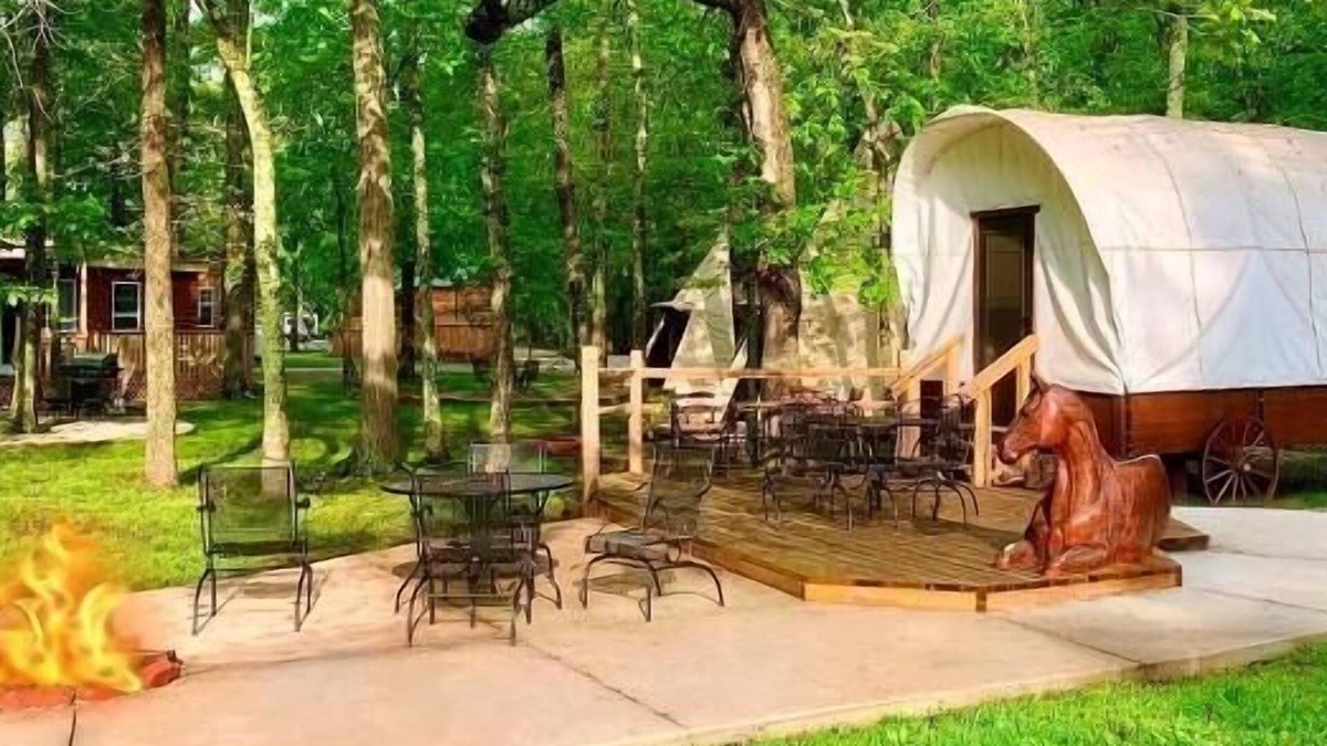 Manchester Cabin | Covered Wagon - Feel the thrill of Glamping at it's best!
