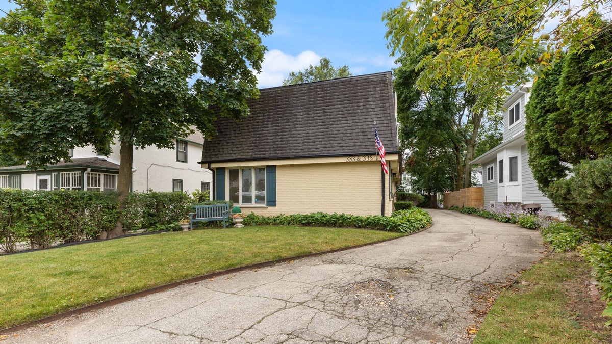 Lake Forest House | Coveted Location: Downtown Lake Forest 3/2.5 Duplex, Comfy and roomy convenience