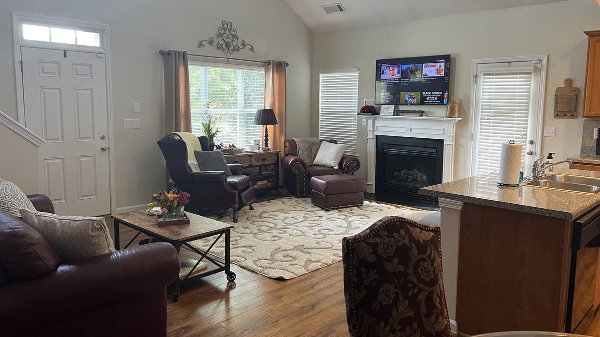 Covington House | Covington 3 bedroom/3 bath, near Cinelease