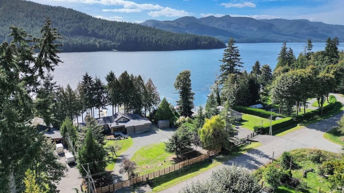 Youbou House | Cowichan Lake Manor Lakefront Retreat