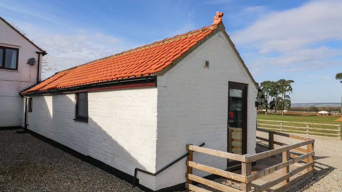 West Heslerton Cottage | COWSHED COTTAGE, pet friendly, with a garden in Rillington