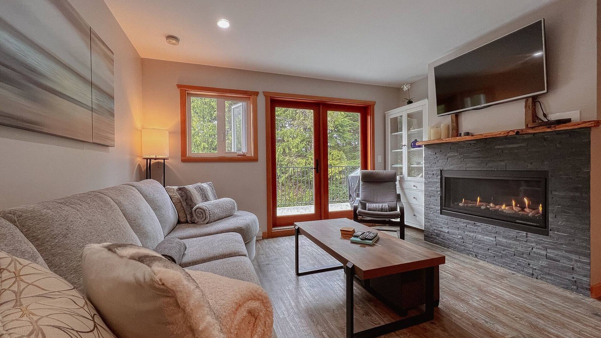 Tofino House | Cox Bay Retreat-Beach Access, Hot Tub, Fireplace