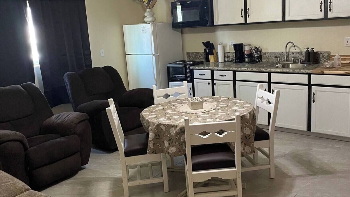 Safford Apartment | Coxy 2 Bedroom Apartment getaway with AC