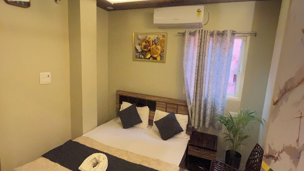 Varanasi Hotel | Cozy 1-0 bedroom hotel with AC, WiFi in Varanasi near ganges