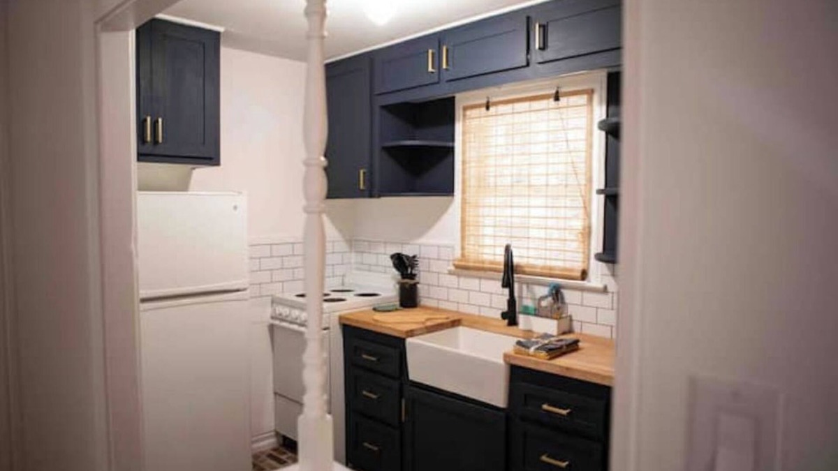 Sayles Blvd. Area Apartment | Cozy 1/1 upstairs garage apartment! 200 5-star ratings on the other platform!