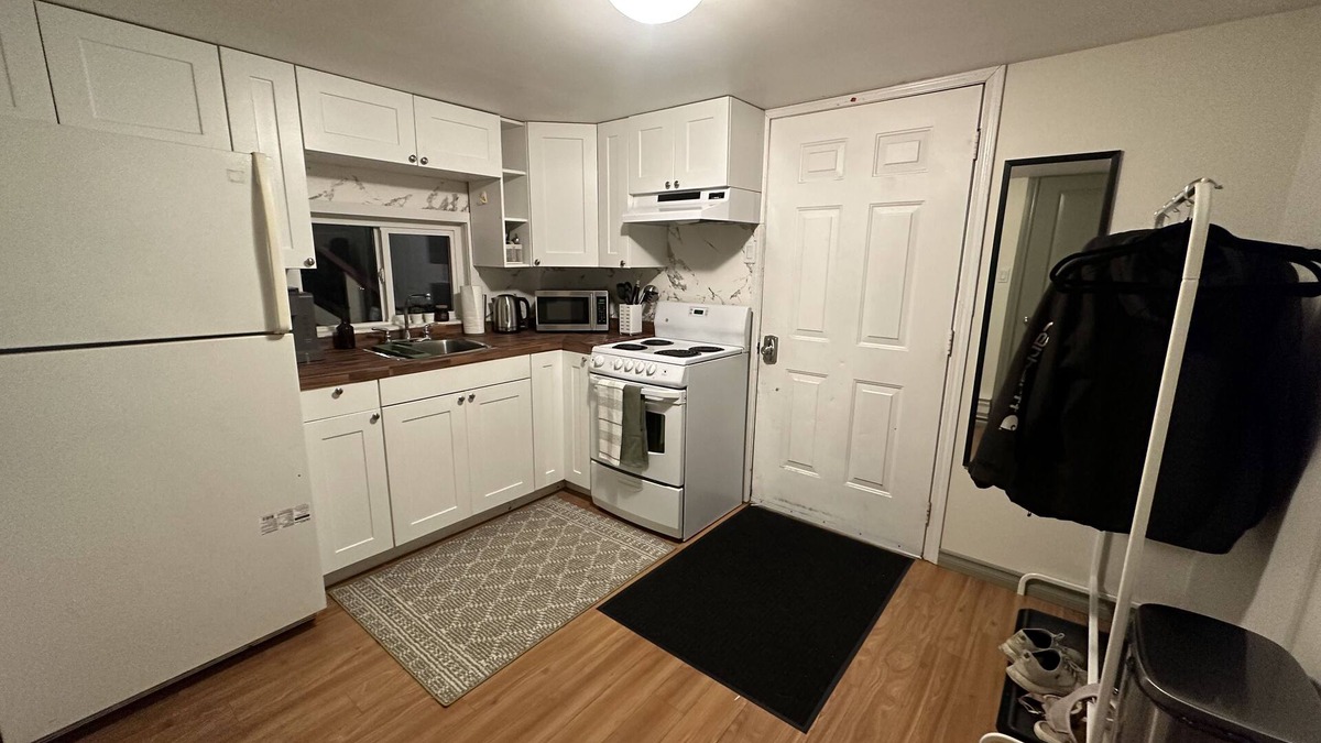 Hastings House | Cozy 1 bed/1 bath suite, 20min to downtown, near transit & grocery stores