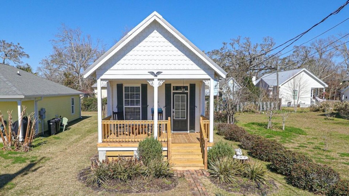 Old Town Cabin | Cozy 1 Bed, 1 Bath, Minutes to the Beach, Fishing, & Old Town Bay St. Louis