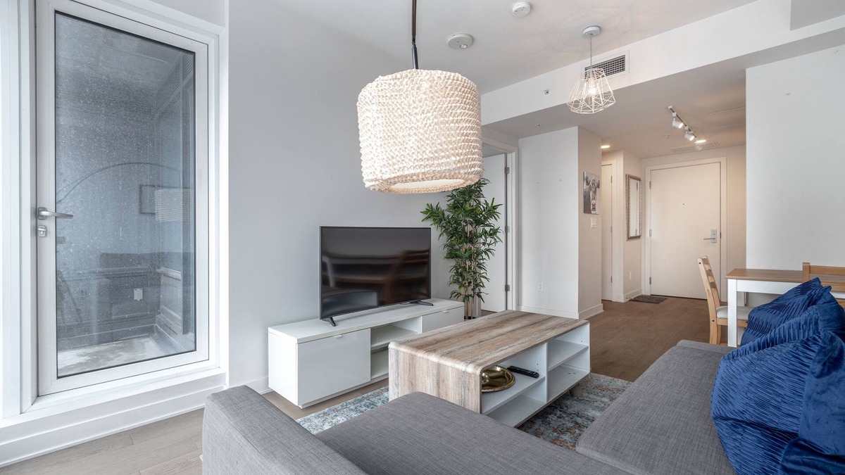 Downtown Montreal Condo | Cozy 1 Bed Apartment in AAA Location Downtown Montreal