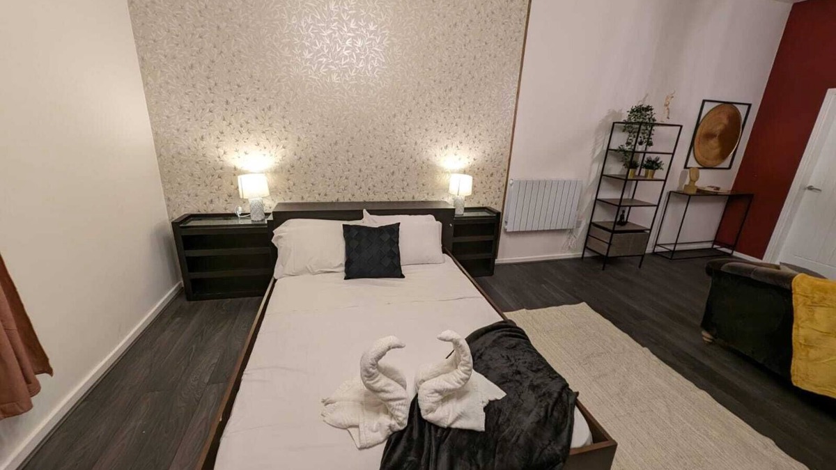 Bury Apartment | Cozy 1 Bed Apartment with Kitchen in Town