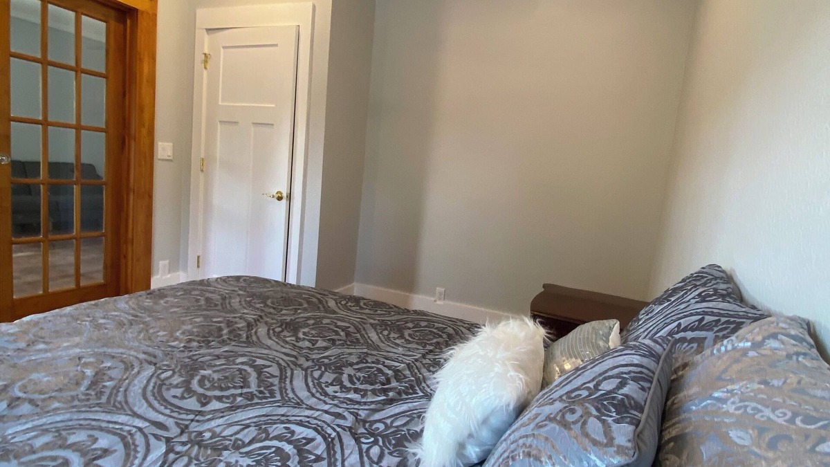 Kirksville Apartment | Cozy 1-bedroom apartment in awesome Kirksville up one long flight of stairs