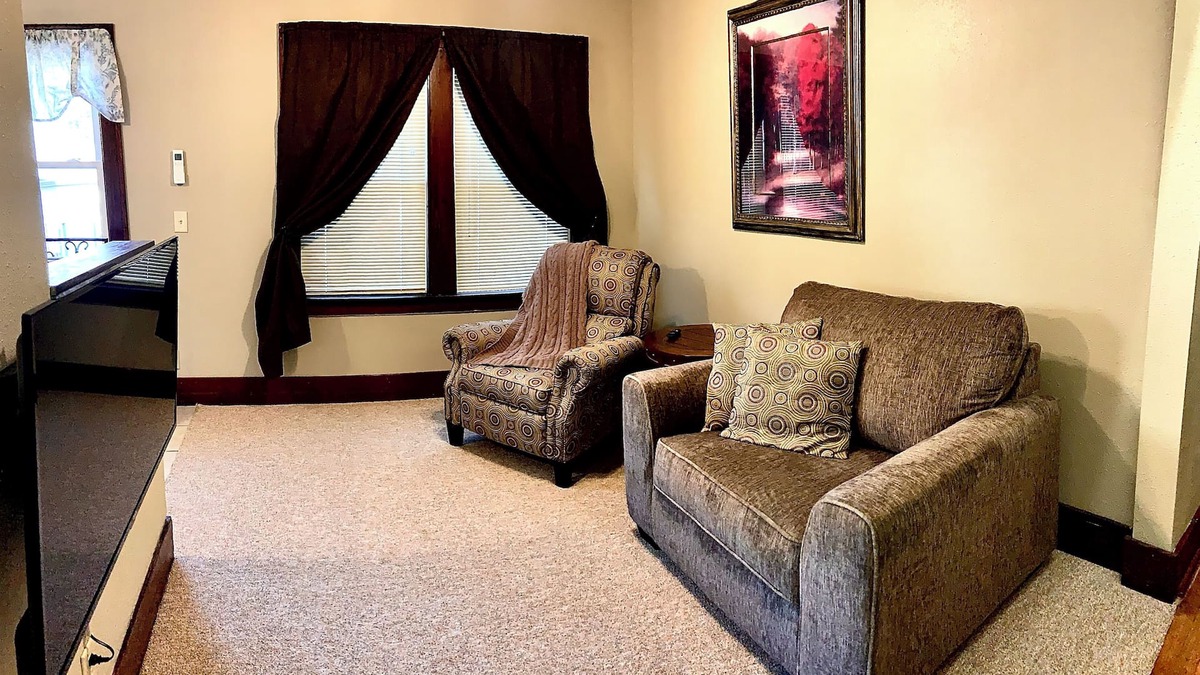 Dubuque Apartment | Cozy 1-bedroom apartment in historic Dubuque with AC, WiFi