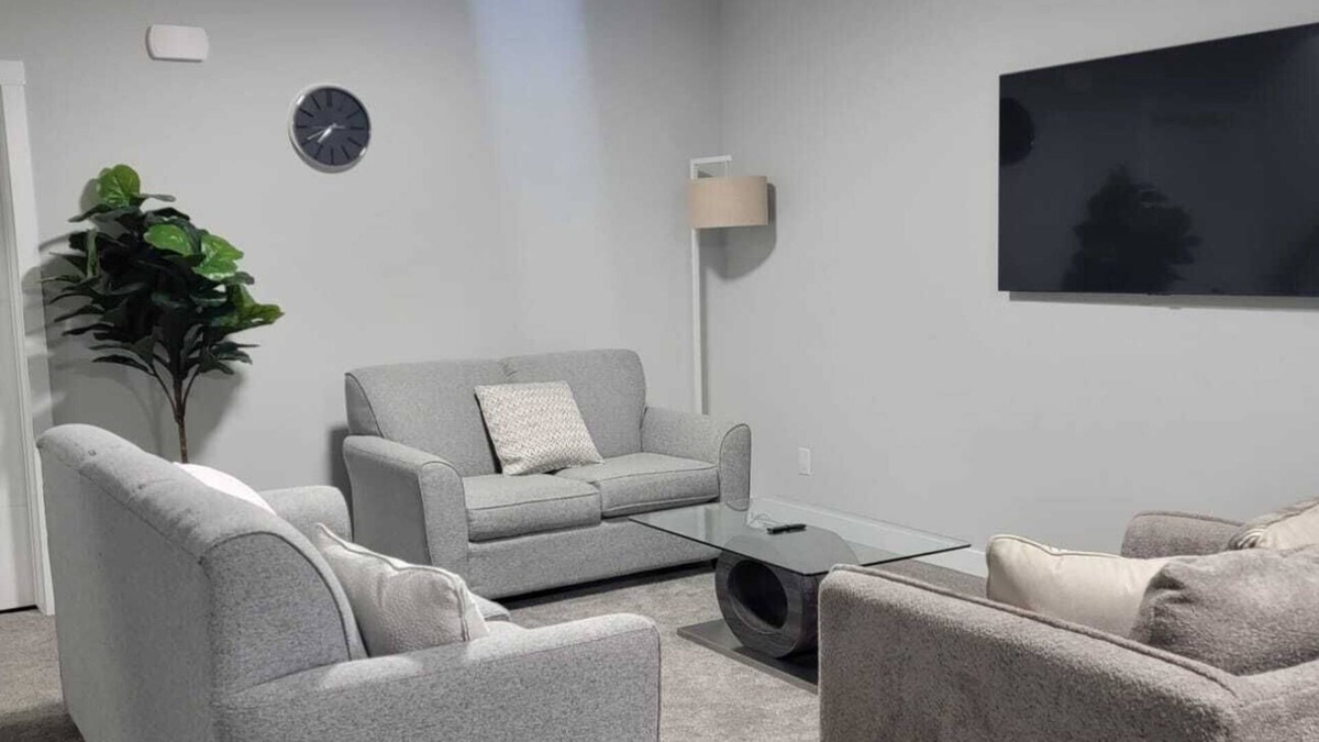 Southwest Calgary House | Cozy 1 bedroom basement suite in Southwest Calgary