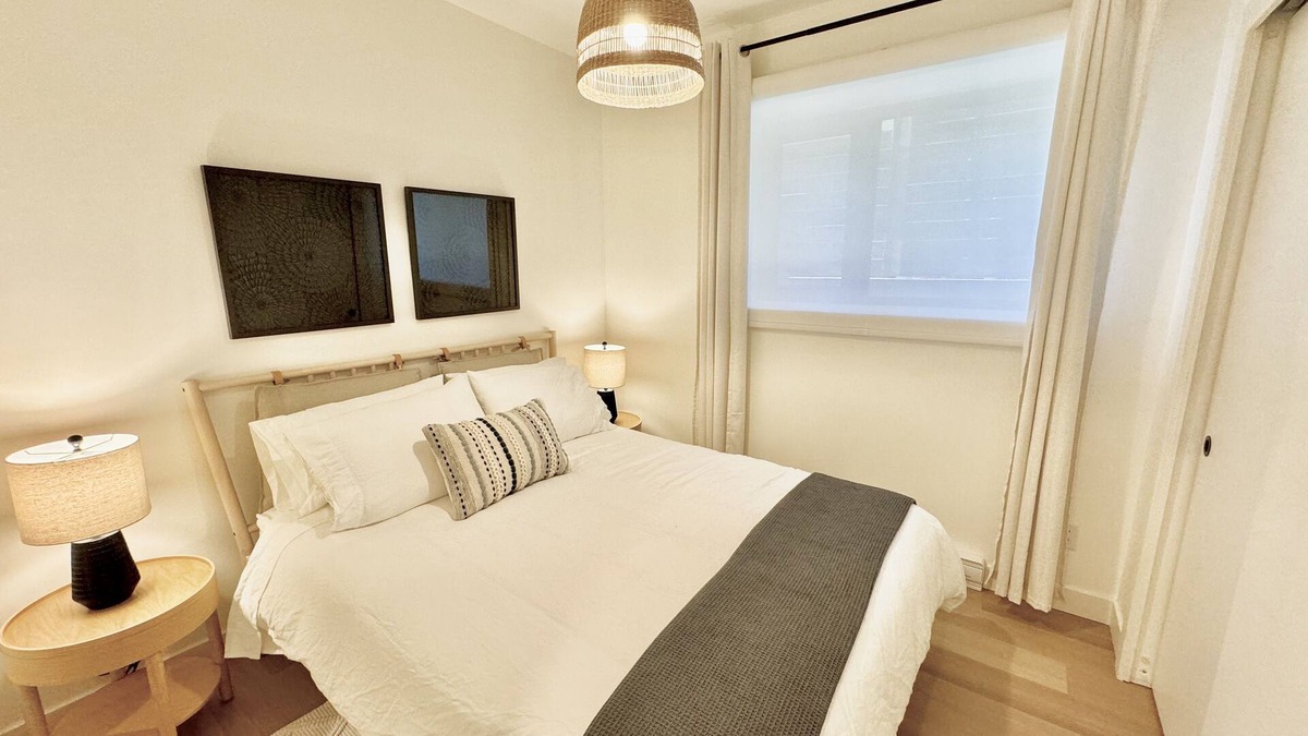 North Vancouver House | Cozy 1-bedroom garden suite in Moodyville