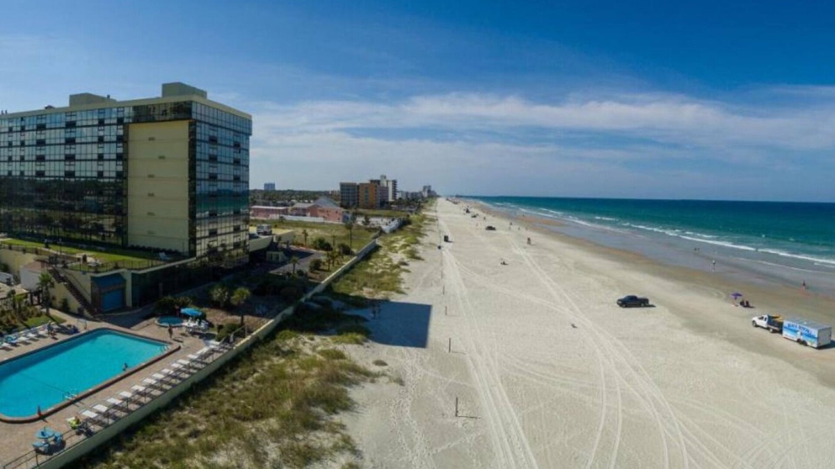 Schulte Park Condo | Cozy 1-bedroom condo with kitchenette, pool & tiki bar in Daytona Beach