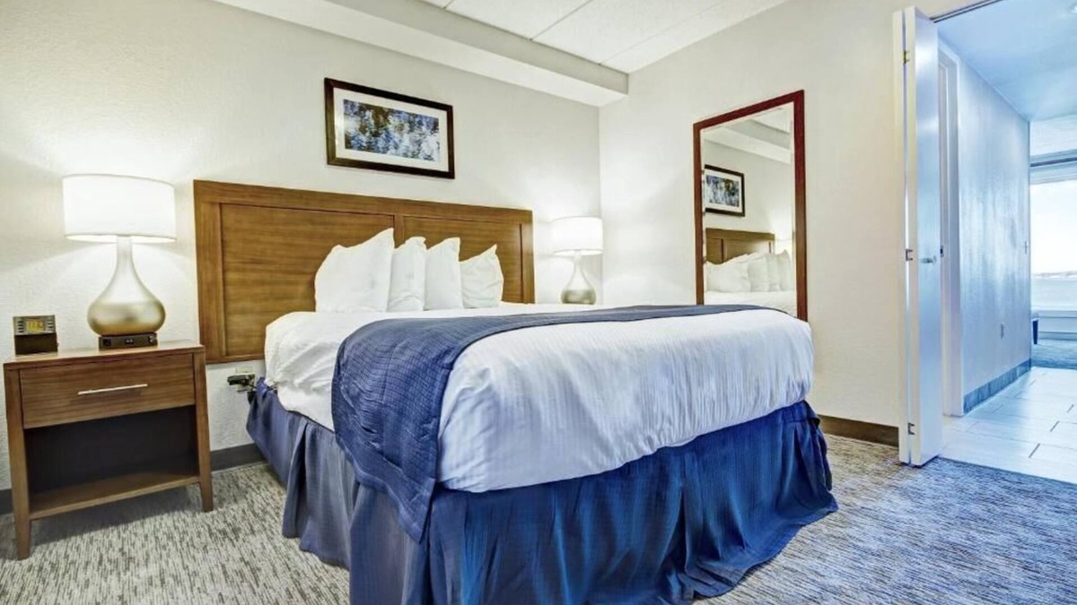 Historic Hill Condo | Cozy 1-bedroom condo with WiFi, AC in marvelous Newport.