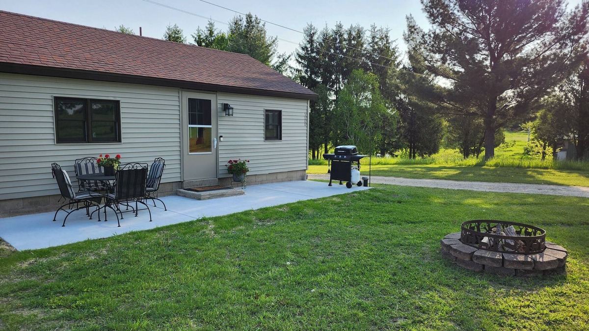 Grawn Cottage | Cozy 1-bedroom cottage on a horse farm 15 minutes from Traverse City