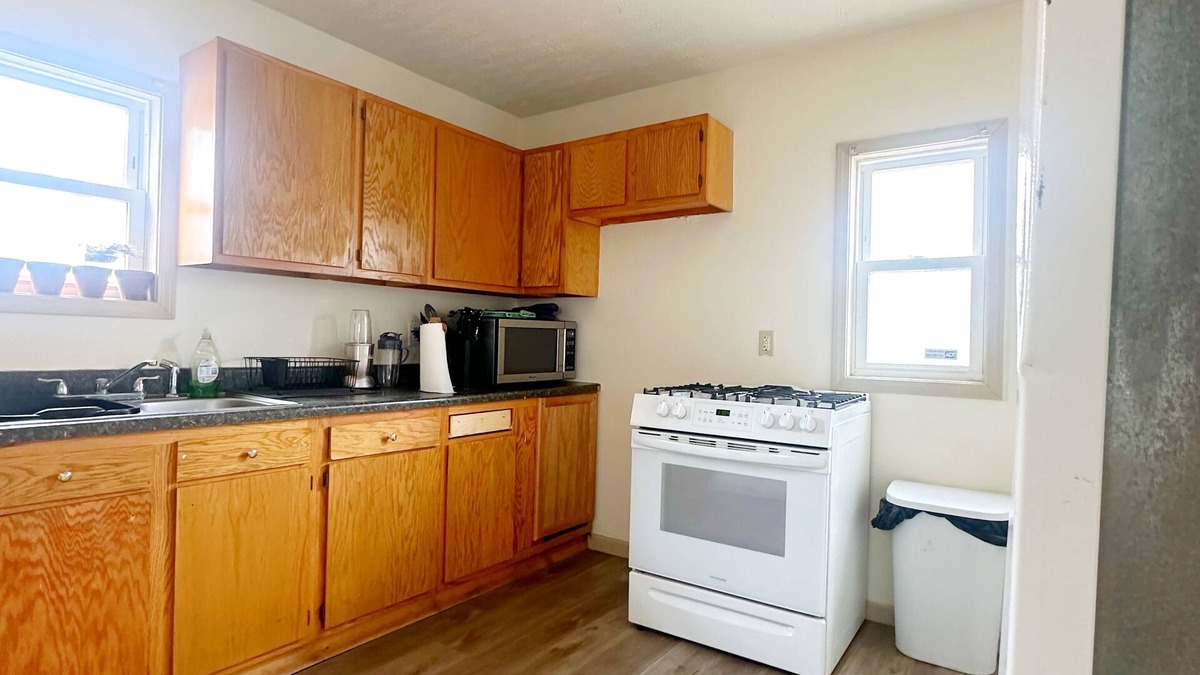 Akron House | Cozy 1 Bedroom ENTIRE HOME in the Heart of Akron