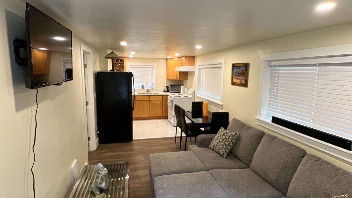 East Renton Highlands Apartment | Cozy 1-bedroom, welcoming in Renton