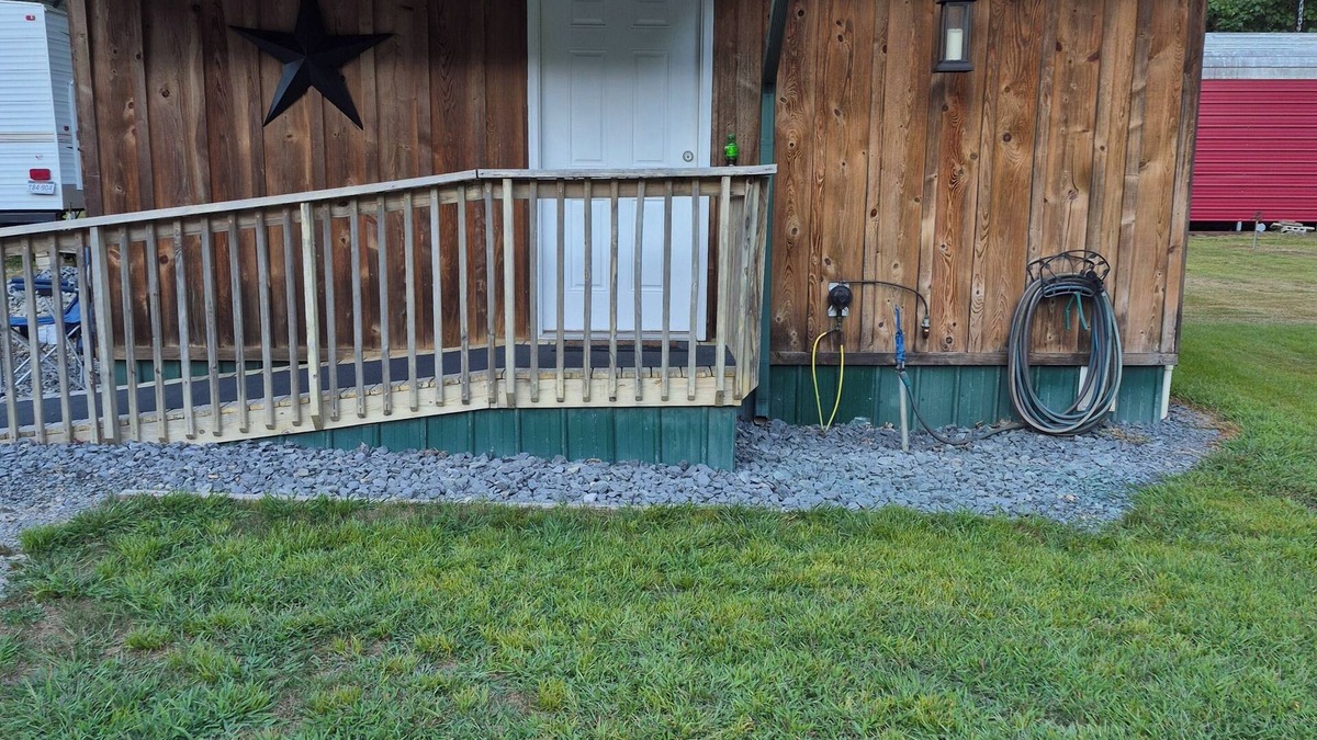 Keslers Cross Lanes Cabin | Cozy 1 bedroom with bunk beds cabin in gorgeous Summersville with AC and heating