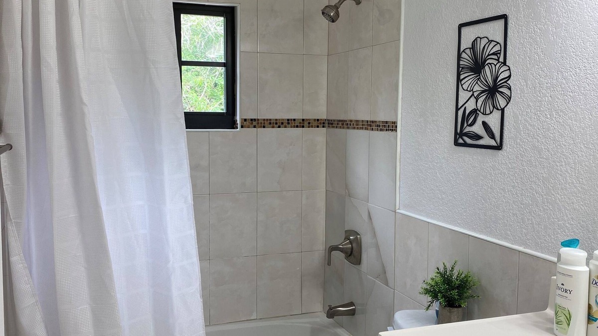 Bodden Town Apartment | Cozy 1-bedroom with WiFi and AC in charming Bodden Town