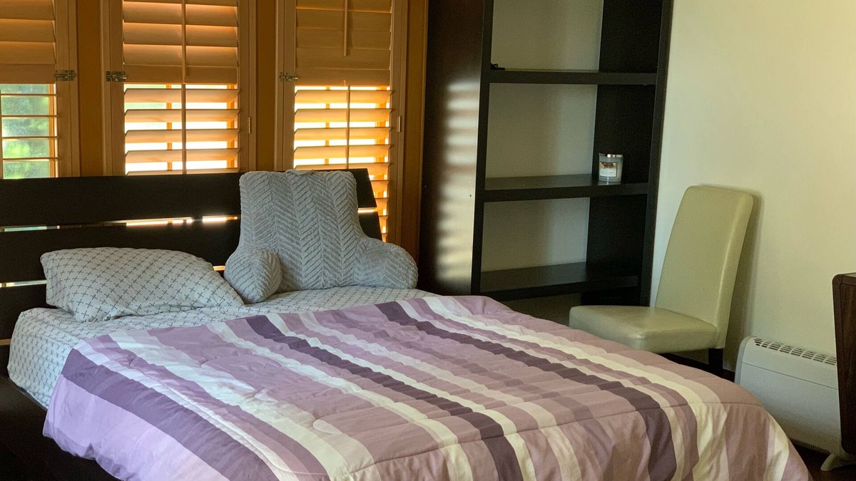 Glendora House | Cozy 1 bedroom with private bathroom and free parking