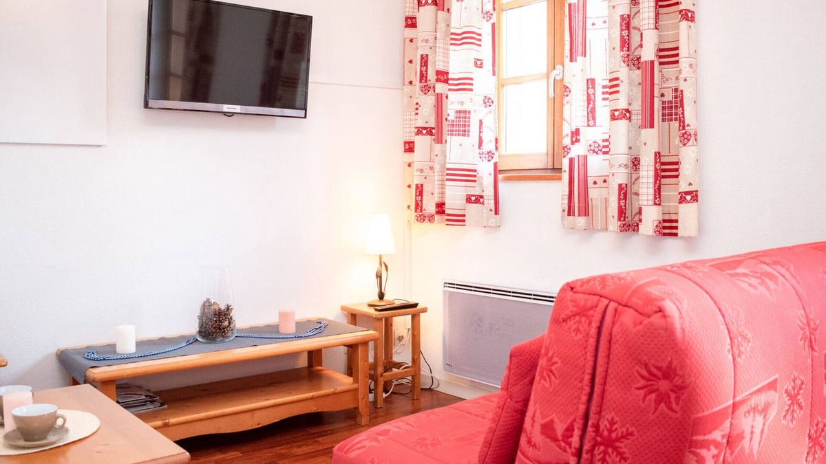 Vignec Apartment | Cozy 1-BR Apartment for 6 with Pool, Balcony, near St Lary Soulan