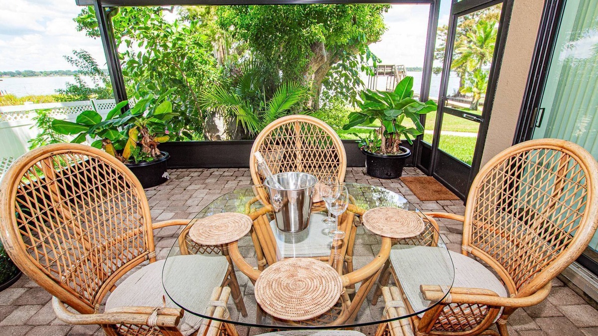 Winter Haven Apartment | Cozy 1 BR Apt on Lake Howard with Lanai Patio, Dock & Kayaks