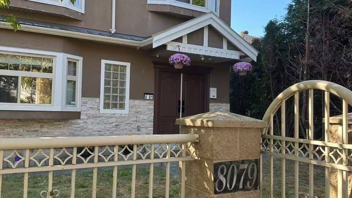 Marpole House | Cozy 1-BR Suite in West Side Kitchen & Living