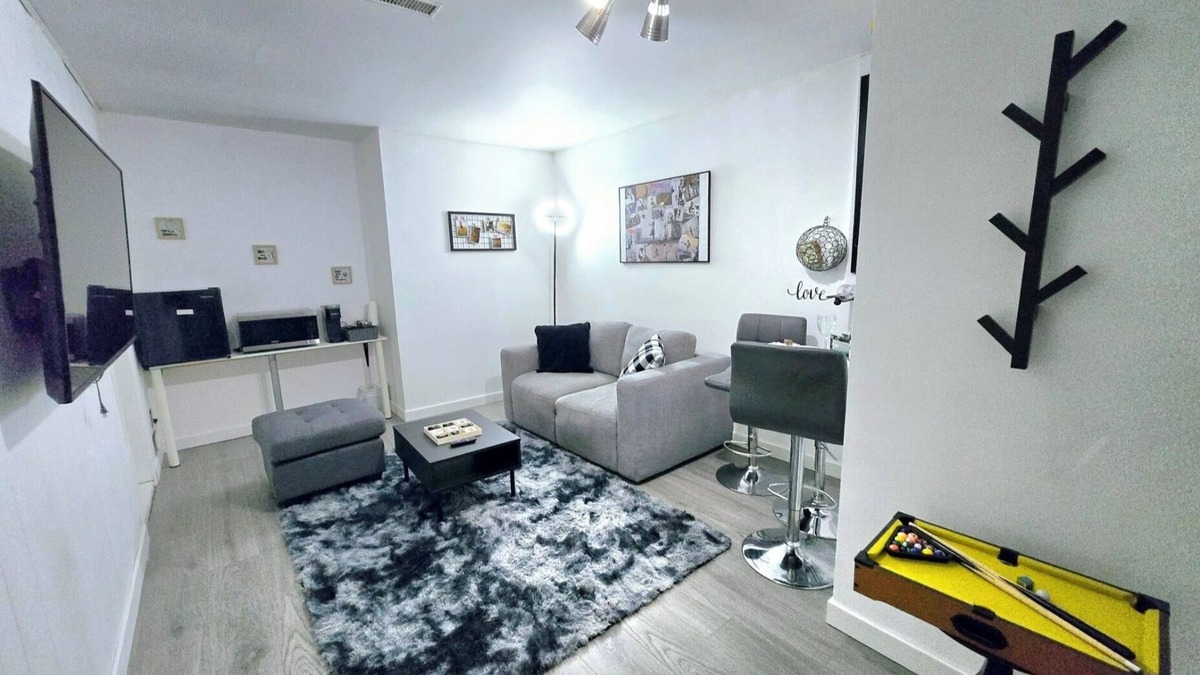 Burnaby House | COZY 1Br Basement Suite Perfect for Couple!Free Sparkling Wine! Private Parking.