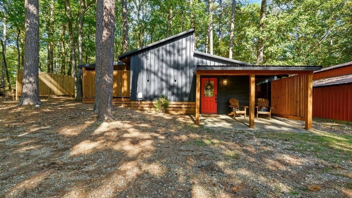 Broken Bow Cabin | Cozy 1BR Cabin Getaway. Hot Tub, Fireplace & Peaceful Setting