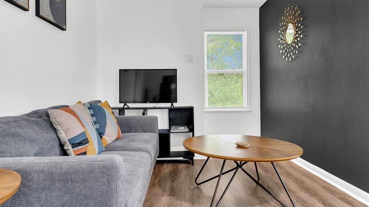 Woodlawn Lake Apartment | Cozy 1BR GuestHouse Apt Close to DT and Main Attractions