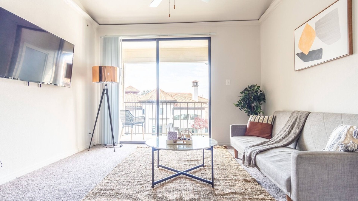 Irving Apartment | Cozy 1BR King Suite | Pool, Gym & Easy Parking