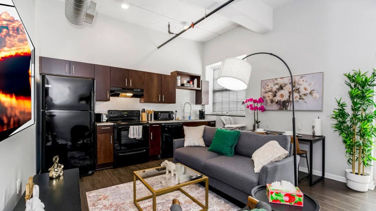 Downtown Kansas City Apartment | Cozy 1BR Parking, Rooftop Near Arrowhd & TMobile