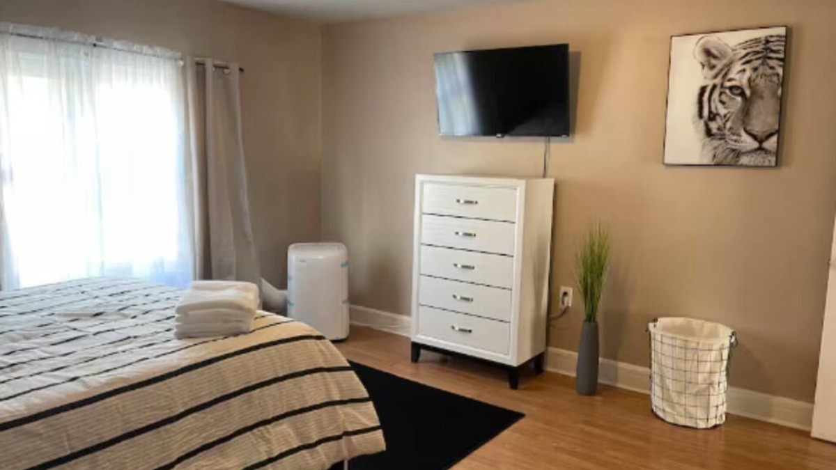 East Orange Apartment | Cozy 1BR Retreat l 1 Bath l Close to EWR & NYC