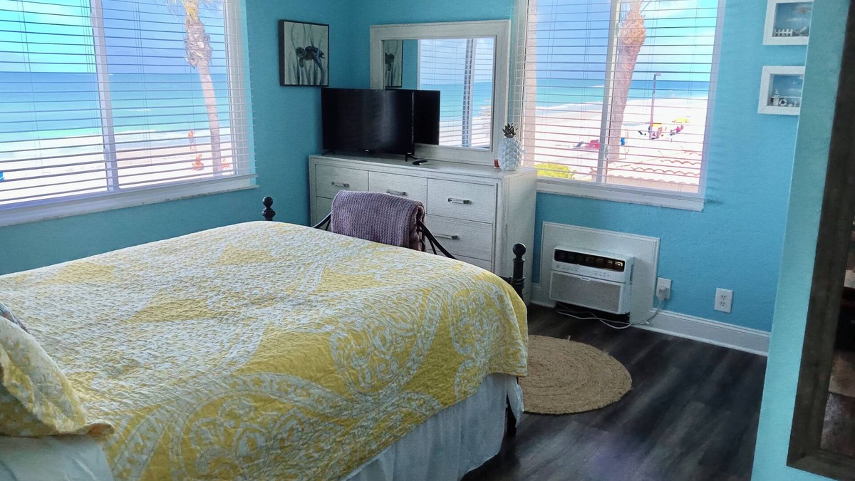 North Redington Beach Condo | Cozy 1BR Condo w/0 min walk to beach! Spectacular views! Nov/Dec still open!