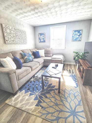 Portsmouth House | Cozy 2 Bdrm Cottage King bed