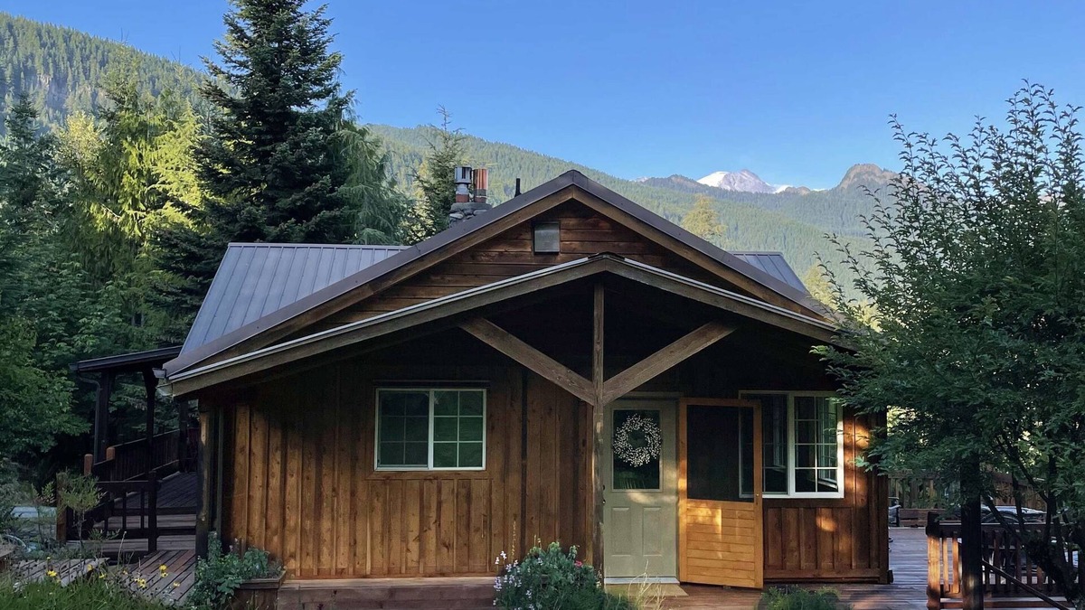 Ashford Cabin | Cozy 2-bdrm dogs-welcome cabin w/hot tub in private riverfront setting