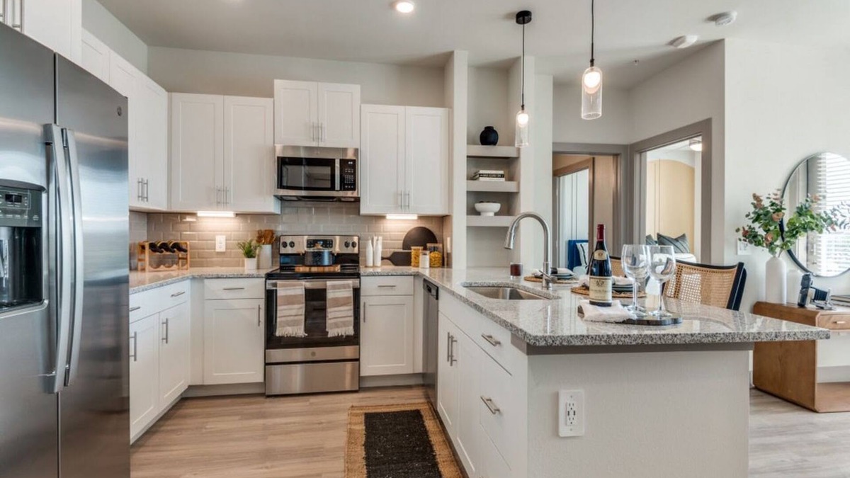 Dallas Apartment | Cozy 2-bed, 1-room is a office space for sleeping apartment WiFi, AC Dallas