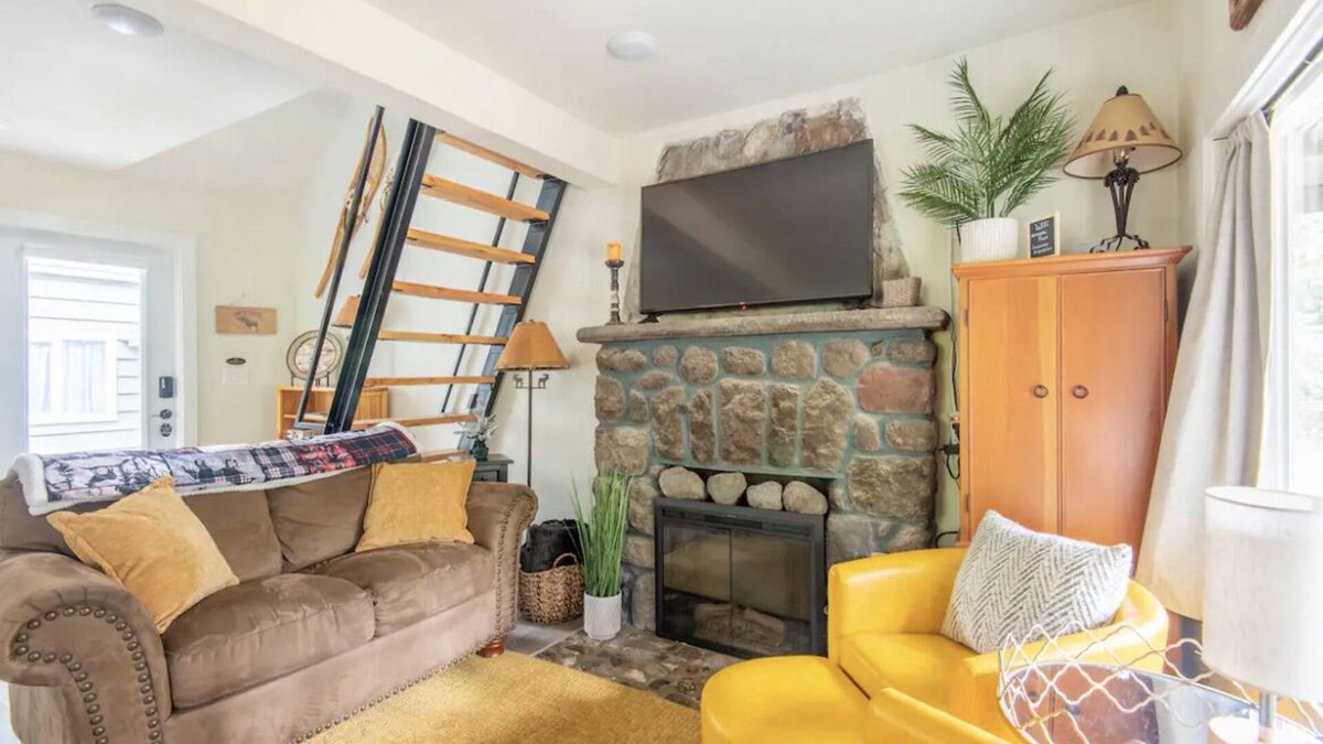 Mount Hood Village Cottage | Cozy 2 bed 1 bath cottage + opt'l bunkhouse with bathroom, Wi-Fi, AC Hot Tub!
