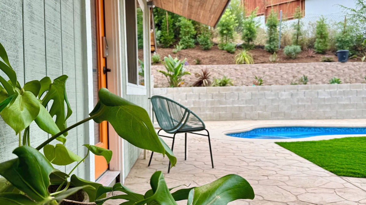 Los Angeles House | Cozy 2 bed/2 bath home near DTLA with a pool/spa and a big yard