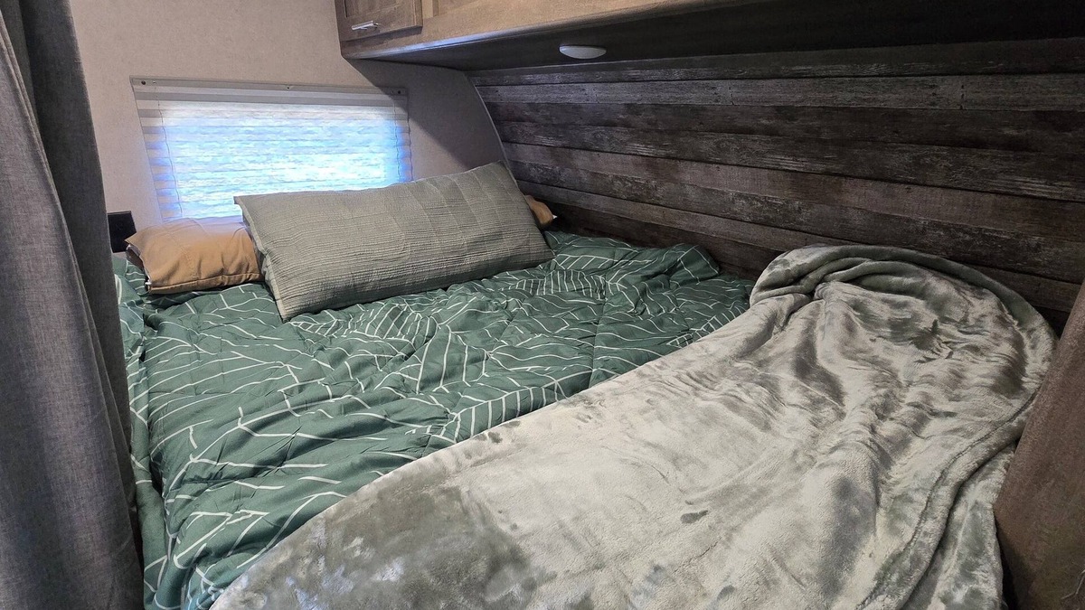 Cheboygan House | Cozy 2 bed camper near Cheboygan