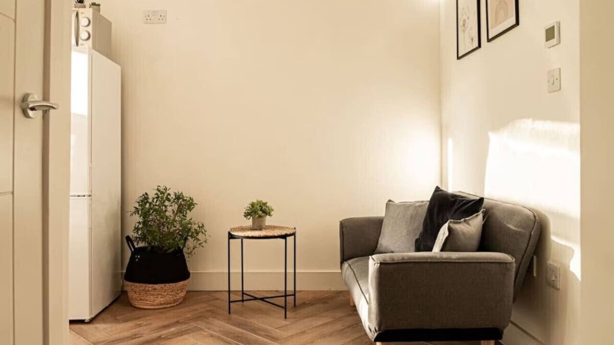 Wroxton Apartment | Cozy 2-Bed Flat in Wroxton near Abbey Gardens