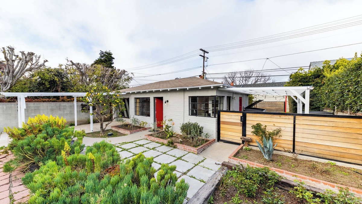 Mar Vista House | Cozy 2 Bed Mid Century Modern Pet Friendly Cottage in Mar Vista with Fenced Yard